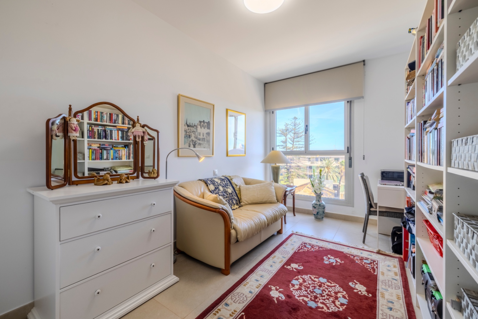 Exclusivo ático en venta en Denia con vistas impresionantes al mar y montaña.