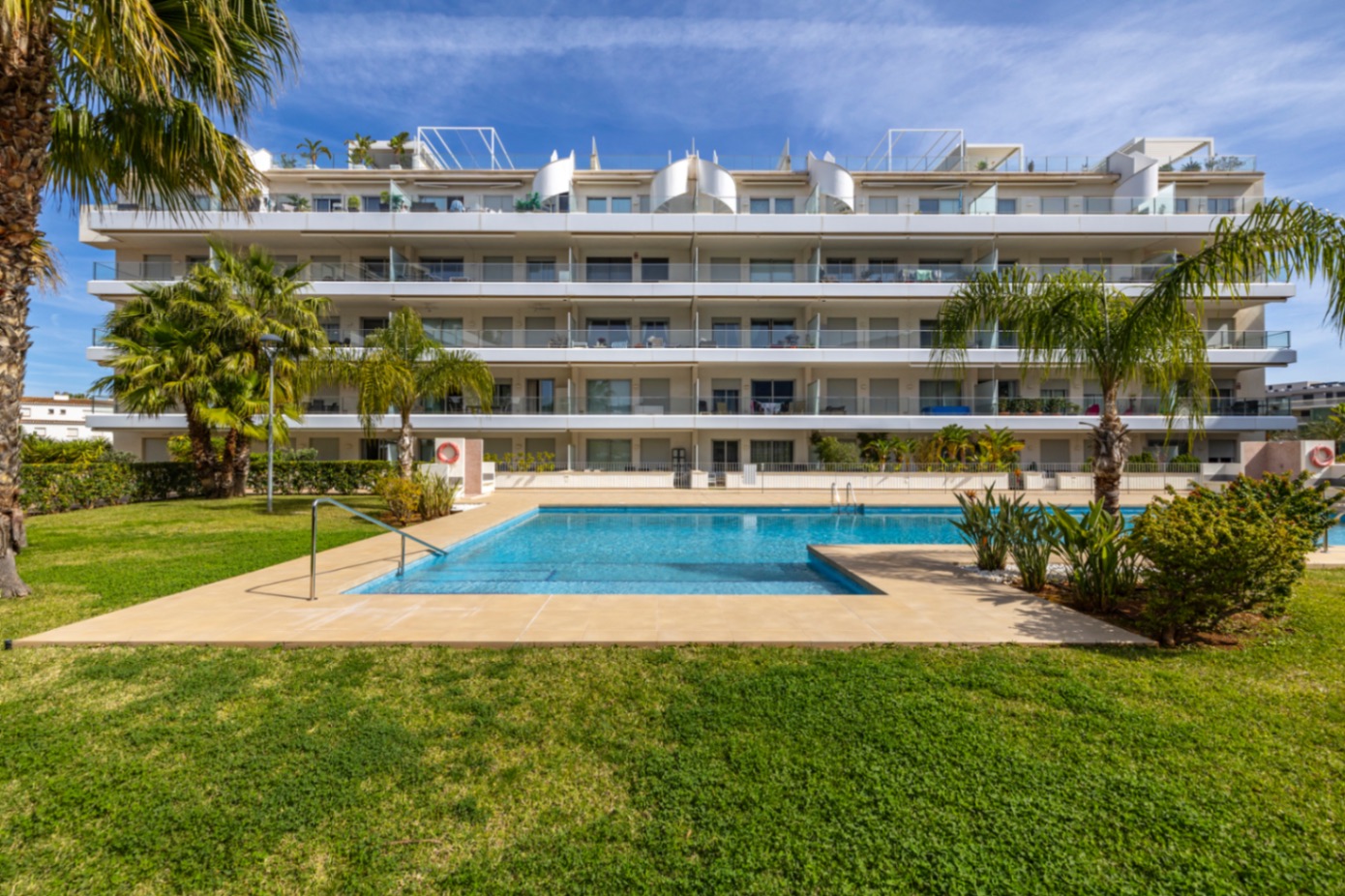 Exclusivo ático en venta en Denia con vistas impresionantes al mar y montaña.