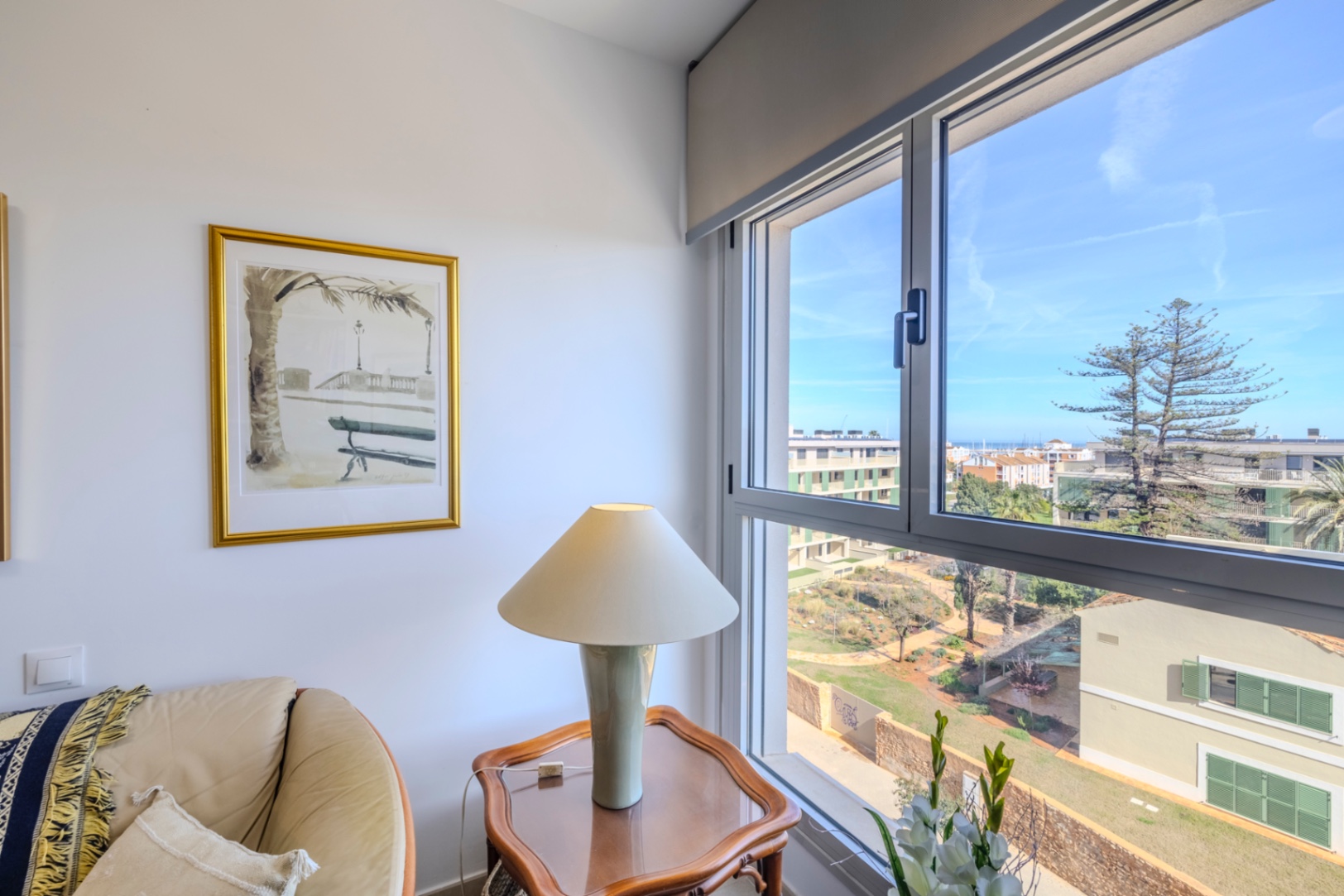 Exclusivo ático en venta en Denia con vistas impresionantes al mar y montaña.