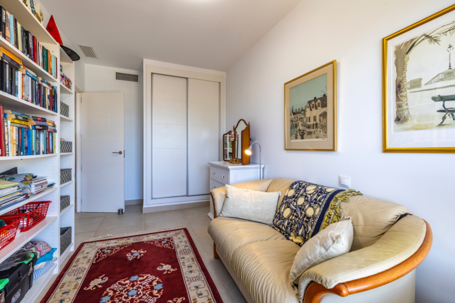 Exclusivo ático en venta en Denia con vistas impresionantes al mar y montaña.
