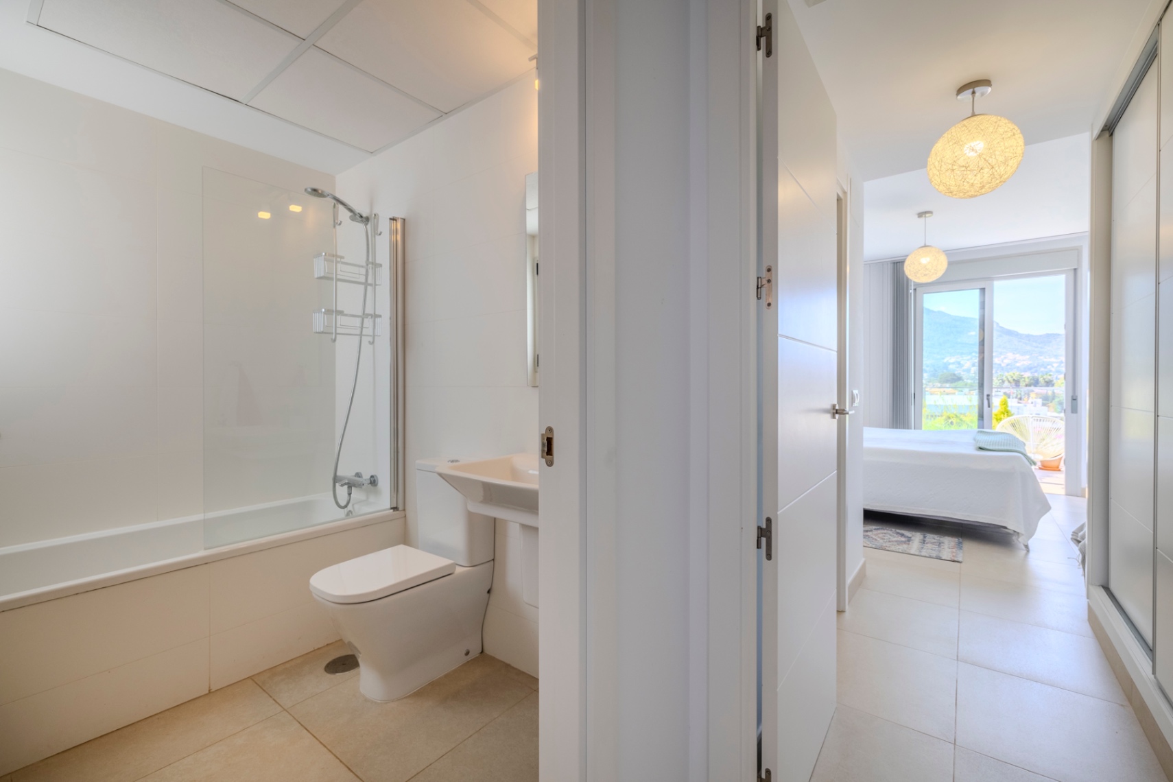 Exclusivo ático en venta en Denia con vistas impresionantes al mar y montaña.
