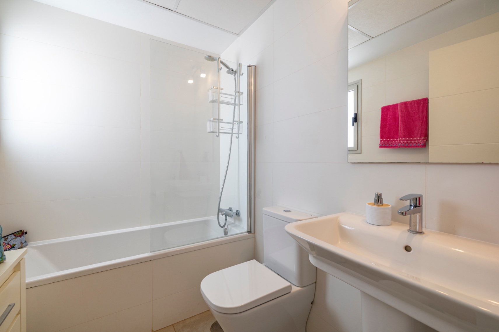 Exclusivo ático en venta en Denia con vistas impresionantes al mar y montaña.
