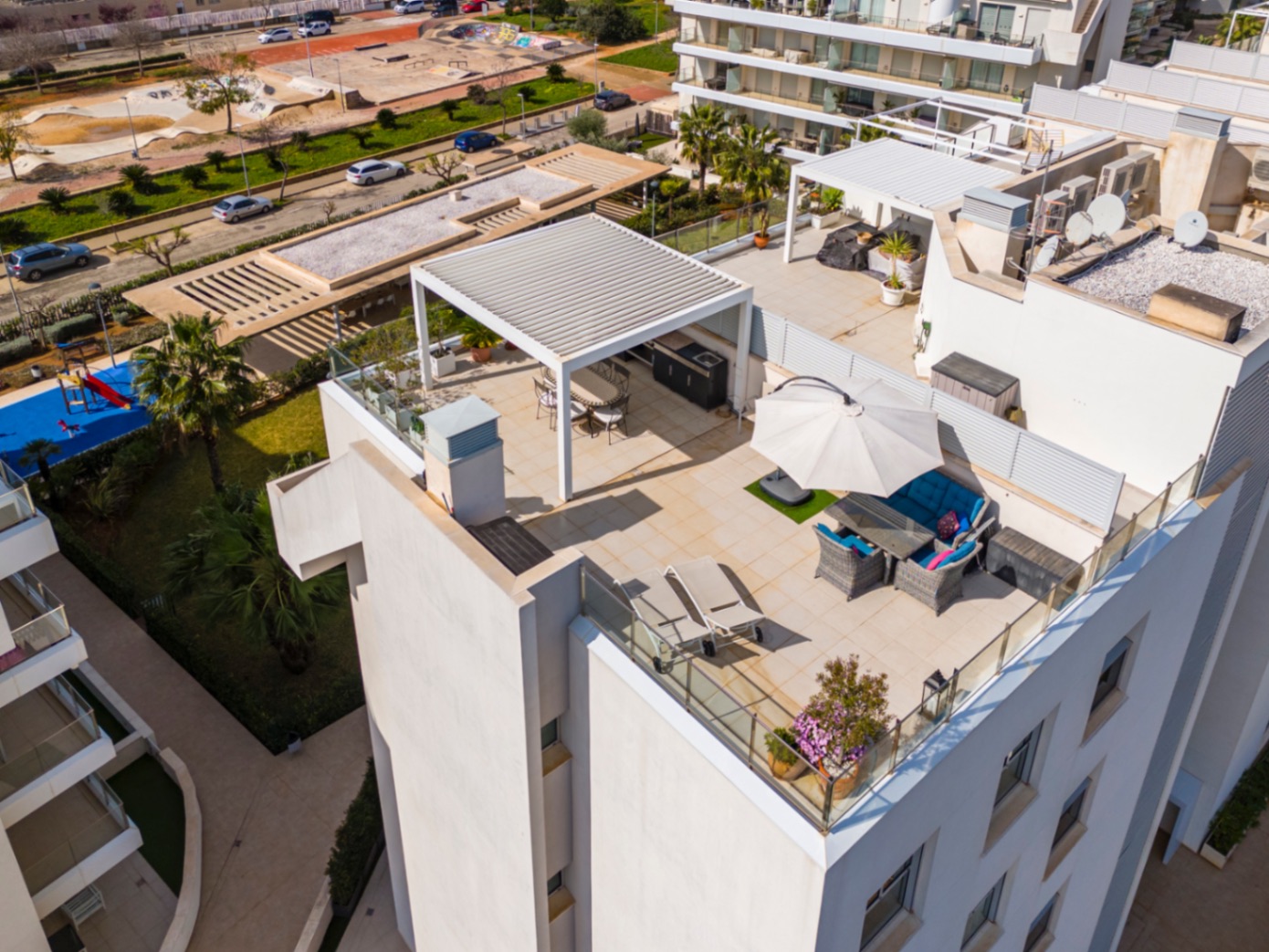 Exclusivo ático en venta en Denia con vistas impresionantes al mar y montaña.