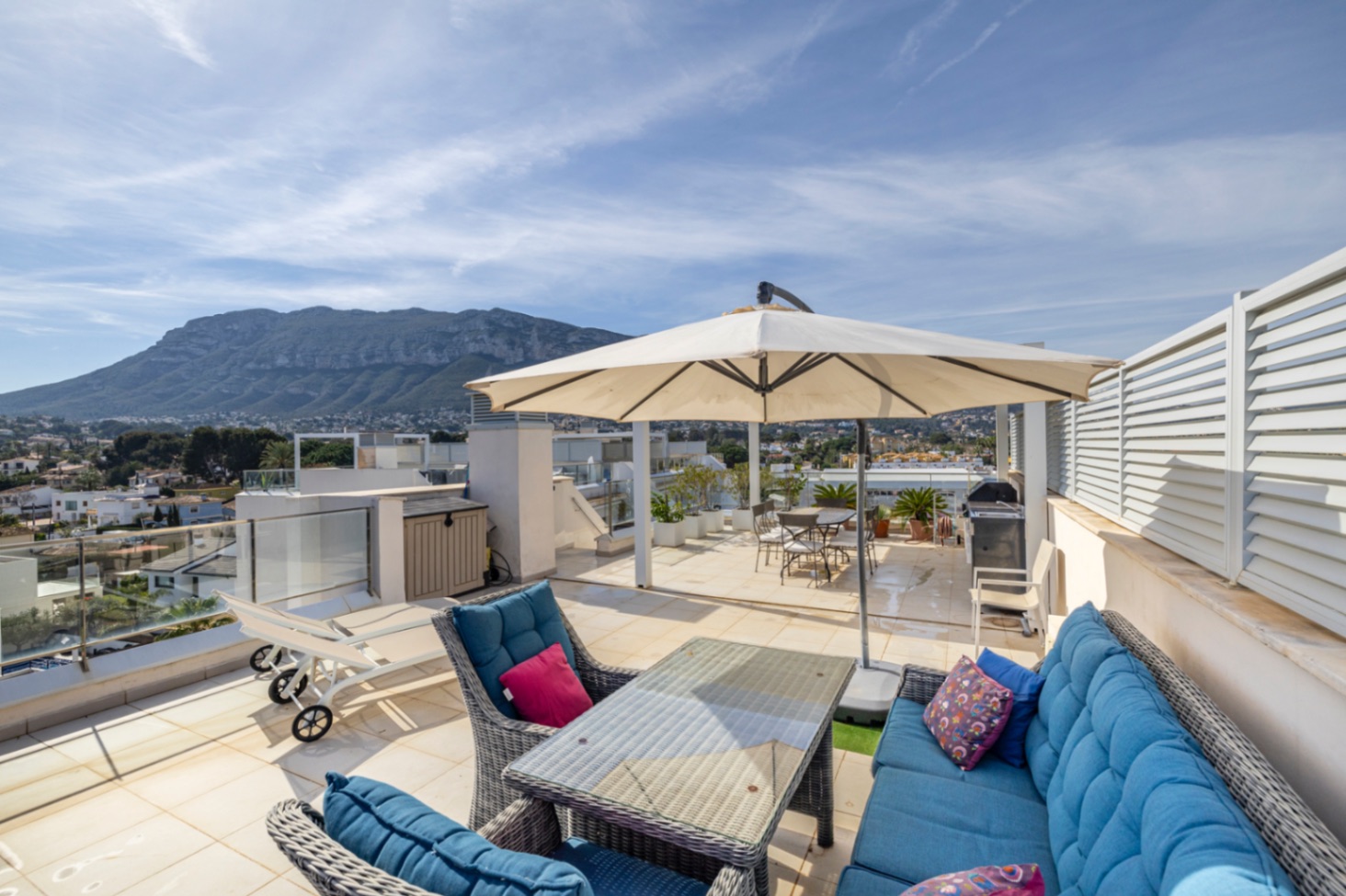 Exclusivo ático en venta en Denia con vistas impresionantes al mar y montaña.