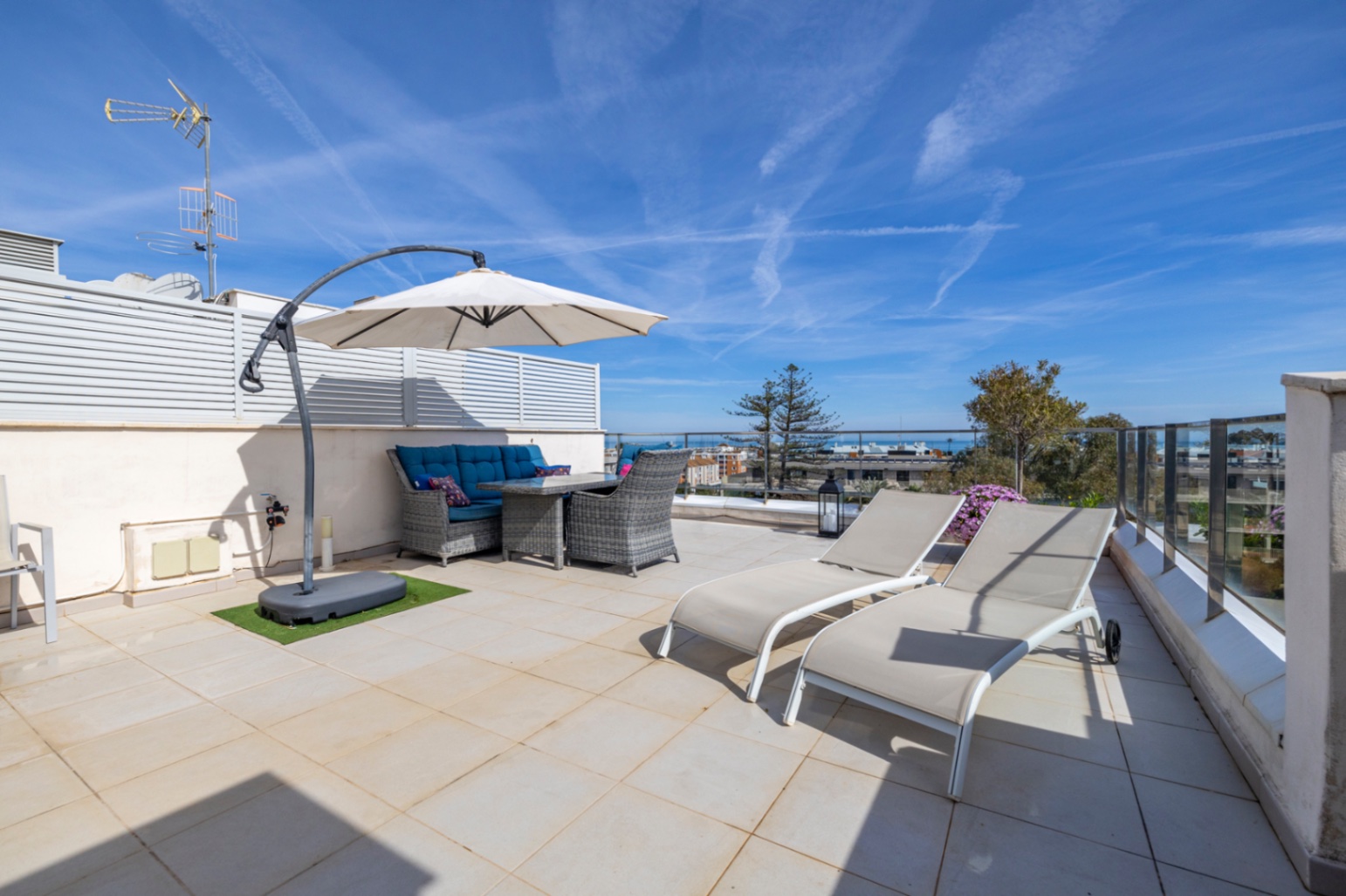 Exclusivo ático en venta en Denia con vistas impresionantes al mar y montaña.