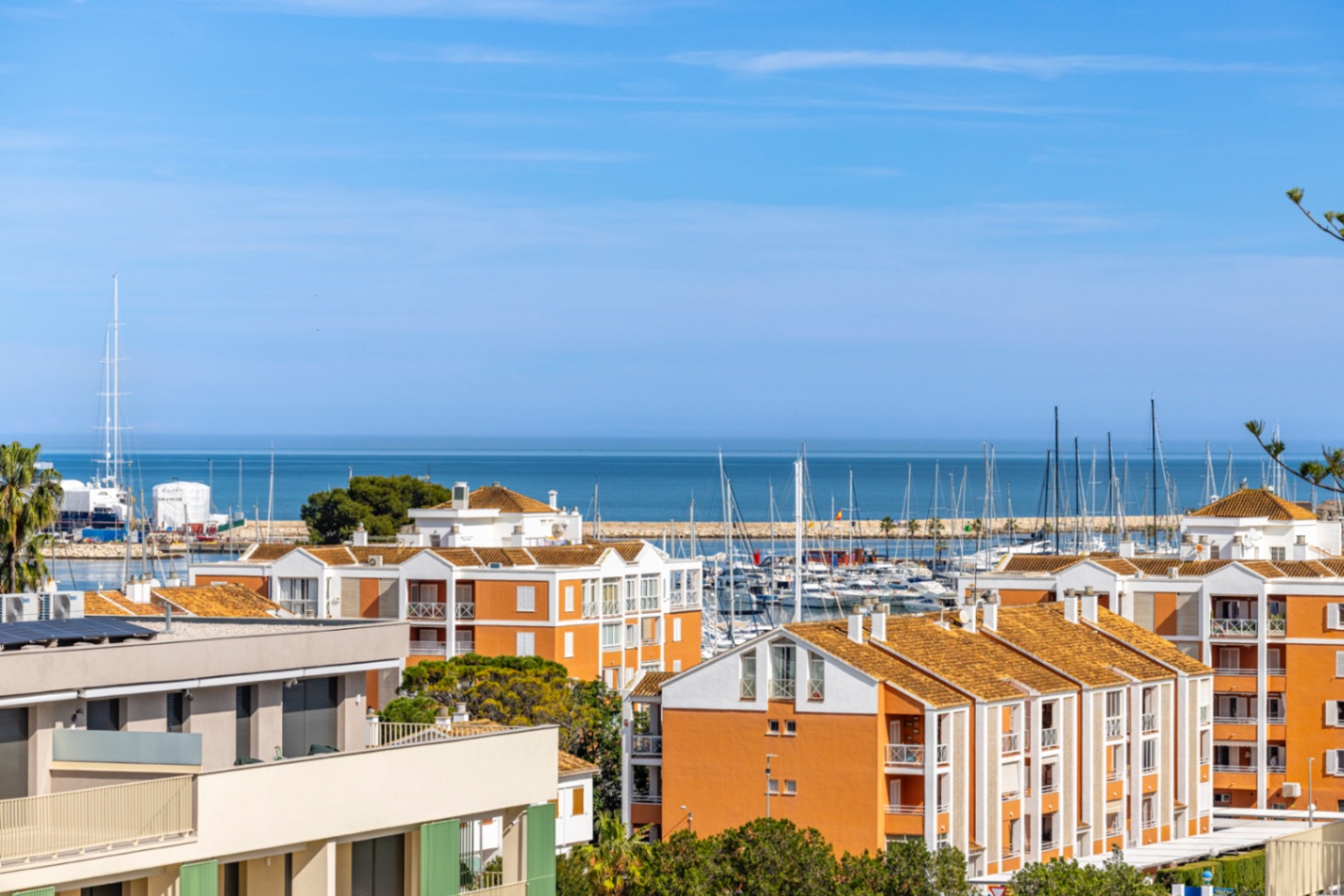 Exclusivo ático en venta en Denia con vistas impresionantes al mar y montaña.