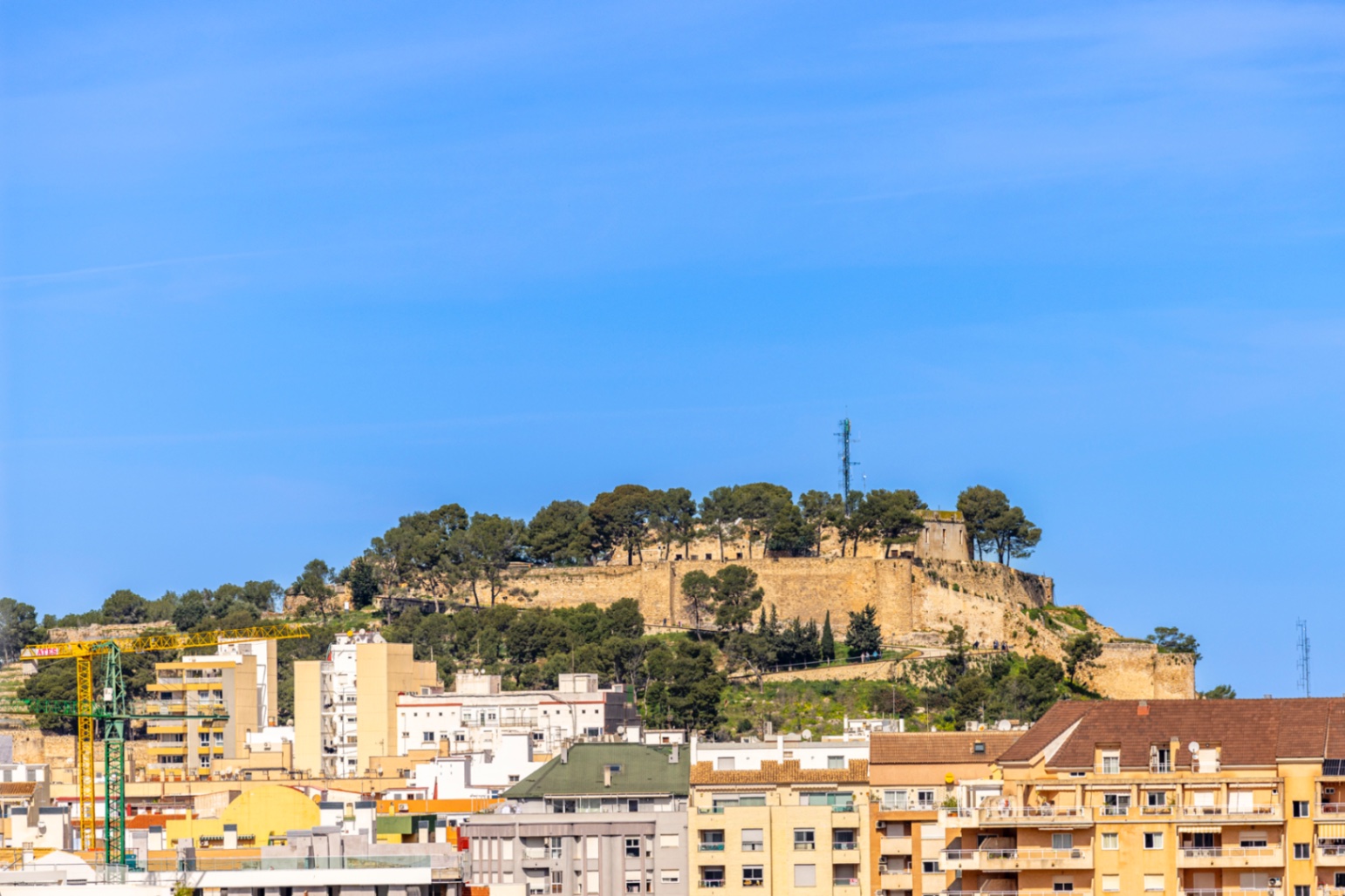 Exclusivo ático en venta en Denia con vistas impresionantes al mar y montaña.