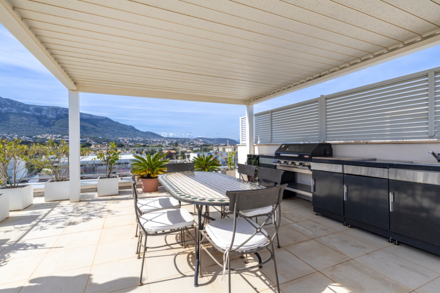 Exclusivo ático en venta en Denia con vistas impresionantes al mar y montaña.