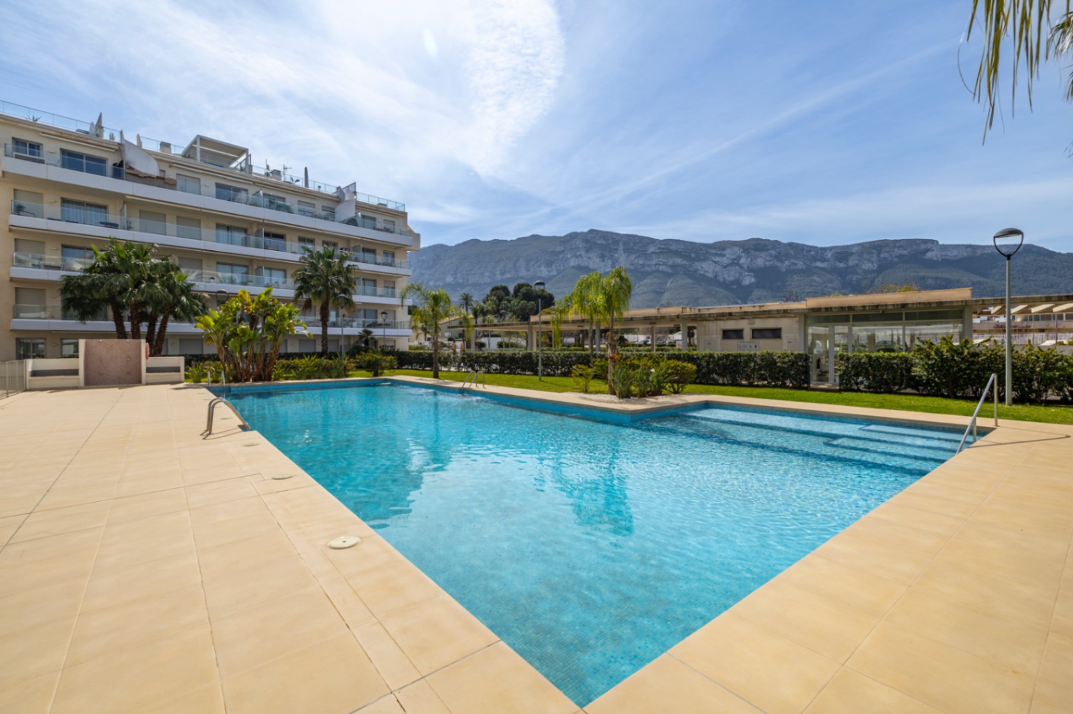 Exclusivo ático en venta en Denia con vistas impresionantes al mar y montaña.