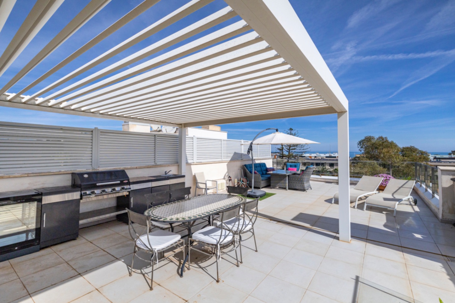 Exclusivo ático en venta en Denia con vistas impresionantes al mar y montaña.
