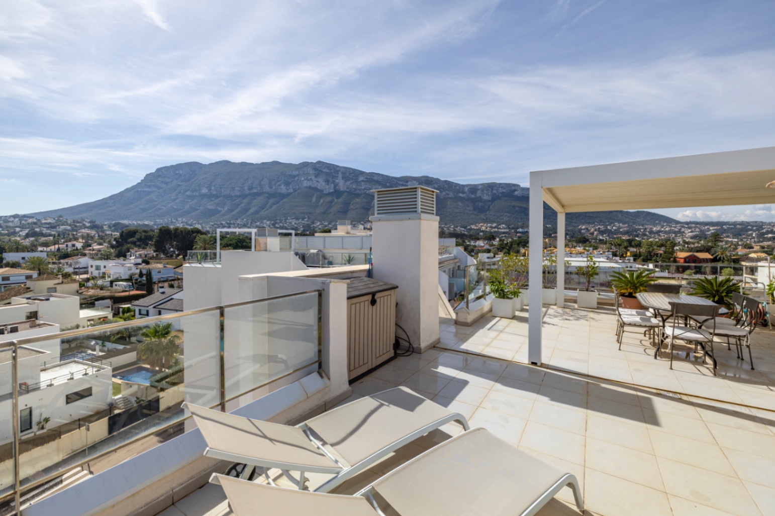 Exclusivo ático en venta en Denia con vistas impresionantes al mar y montaña.