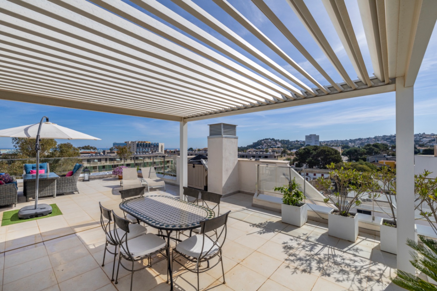 Exclusivo ático en venta en Denia con vistas impresionantes al mar y montaña.