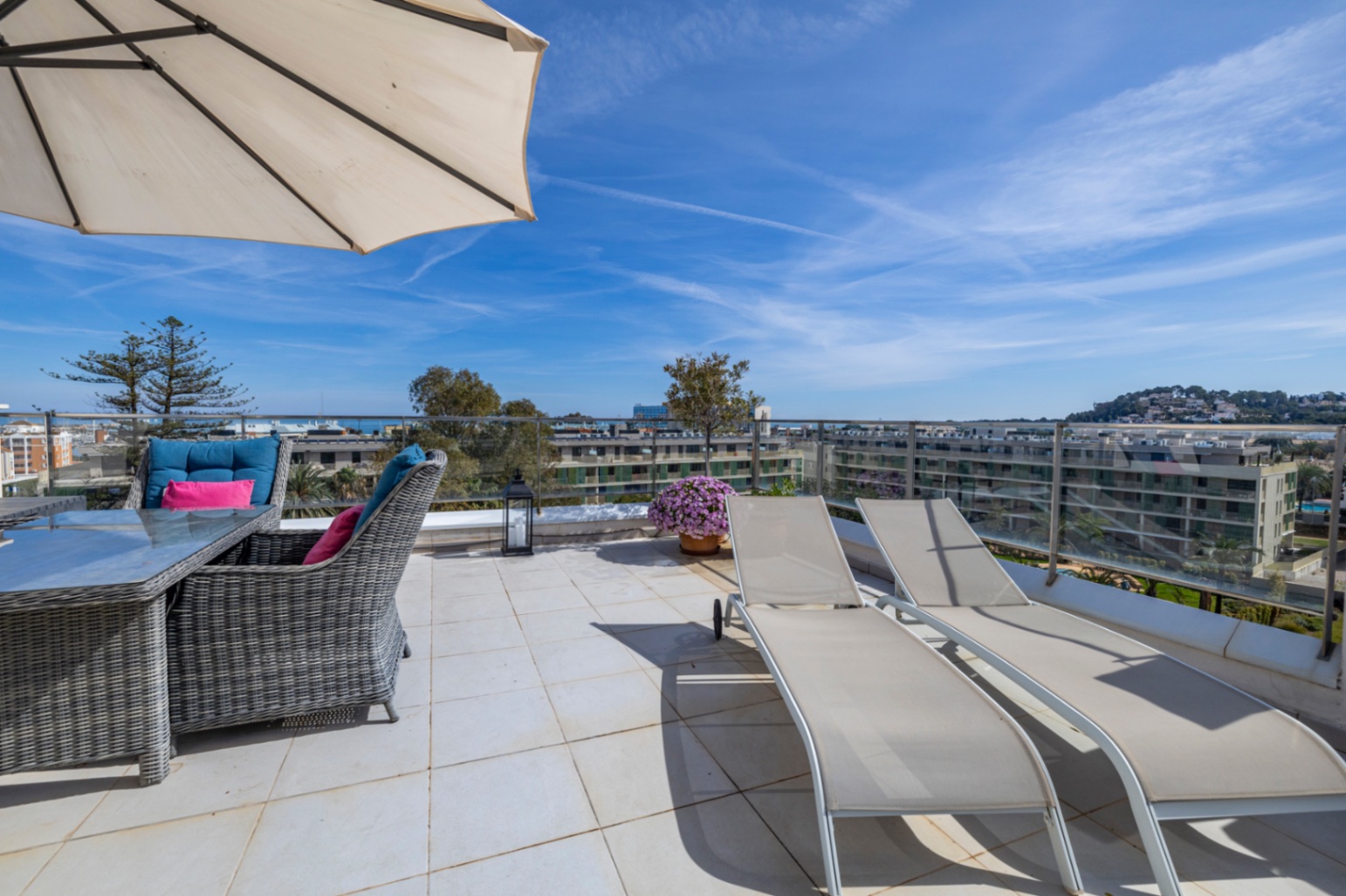 Exclusivo ático en venta en Denia con vistas impresionantes al mar y montaña.