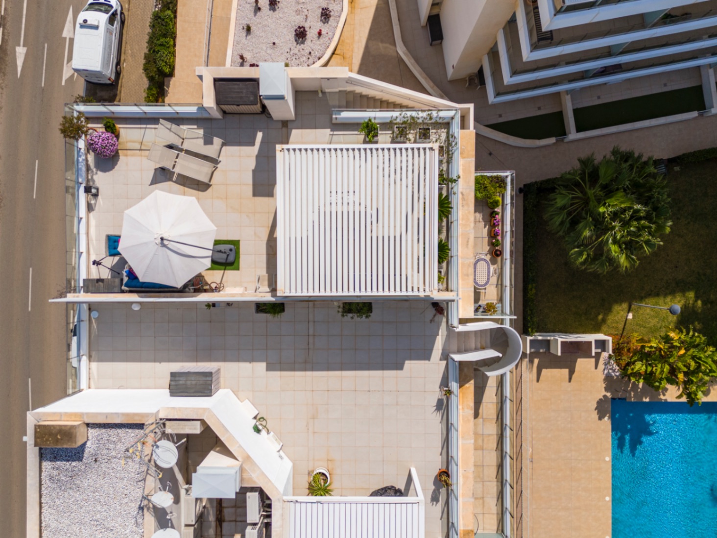 Exclusivo ático en venta en Denia con vistas impresionantes al mar y montaña.