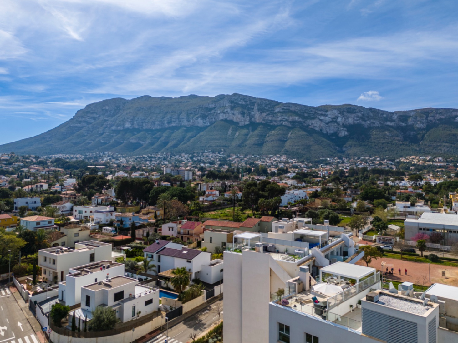 Exclusivo ático en venta en Denia con vistas impresionantes al mar y montaña.