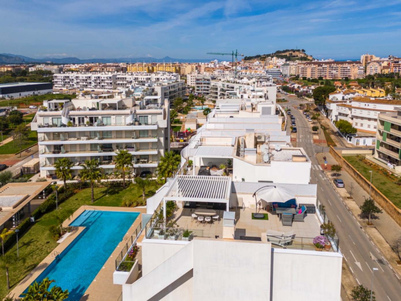 Exclusivo ático en venta en Denia con vistas impresionantes al mar y montaña.