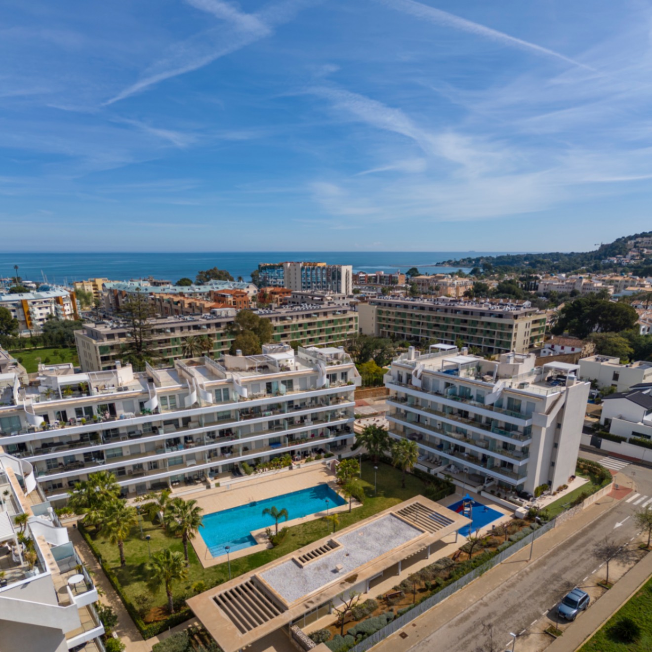 Exclusivo ático en venta en Denia con vistas impresionantes al mar y montaña.