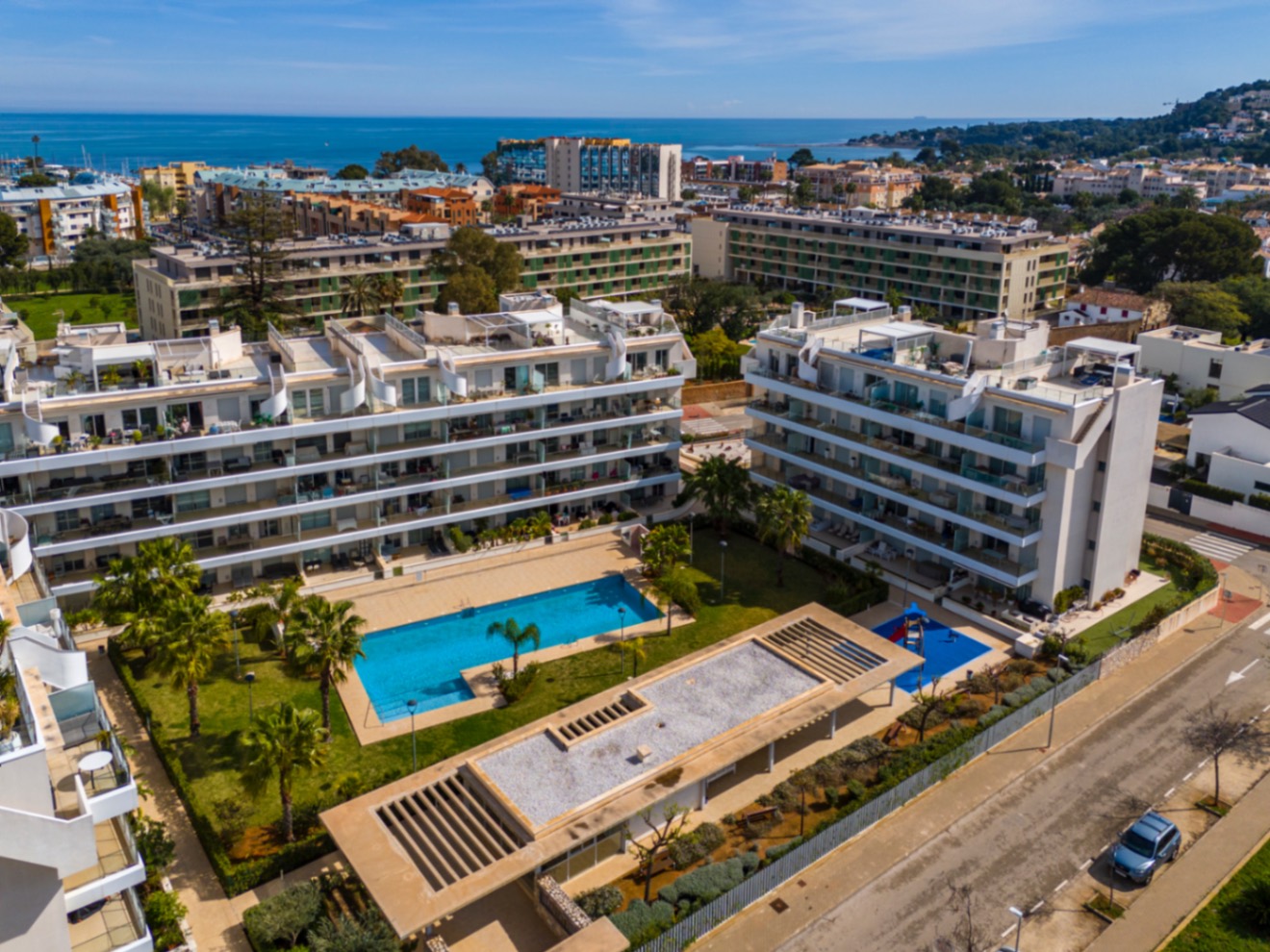 Exclusivo ático en venta en Denia con vistas impresionantes al mar y montaña.