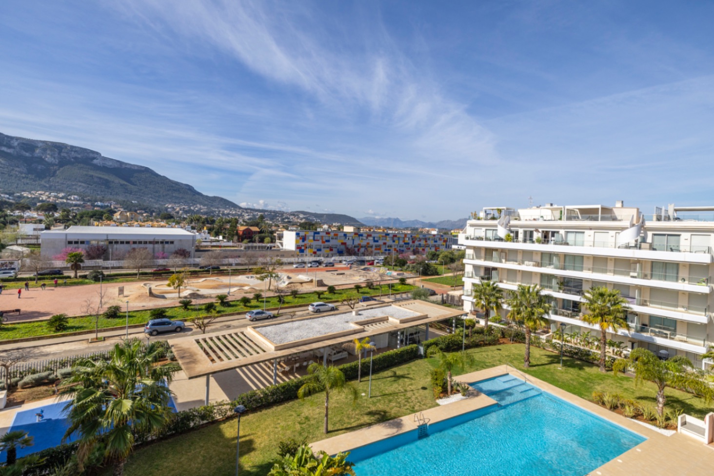 Exclusivo ático en venta en Denia con vistas impresionantes al mar y montaña.