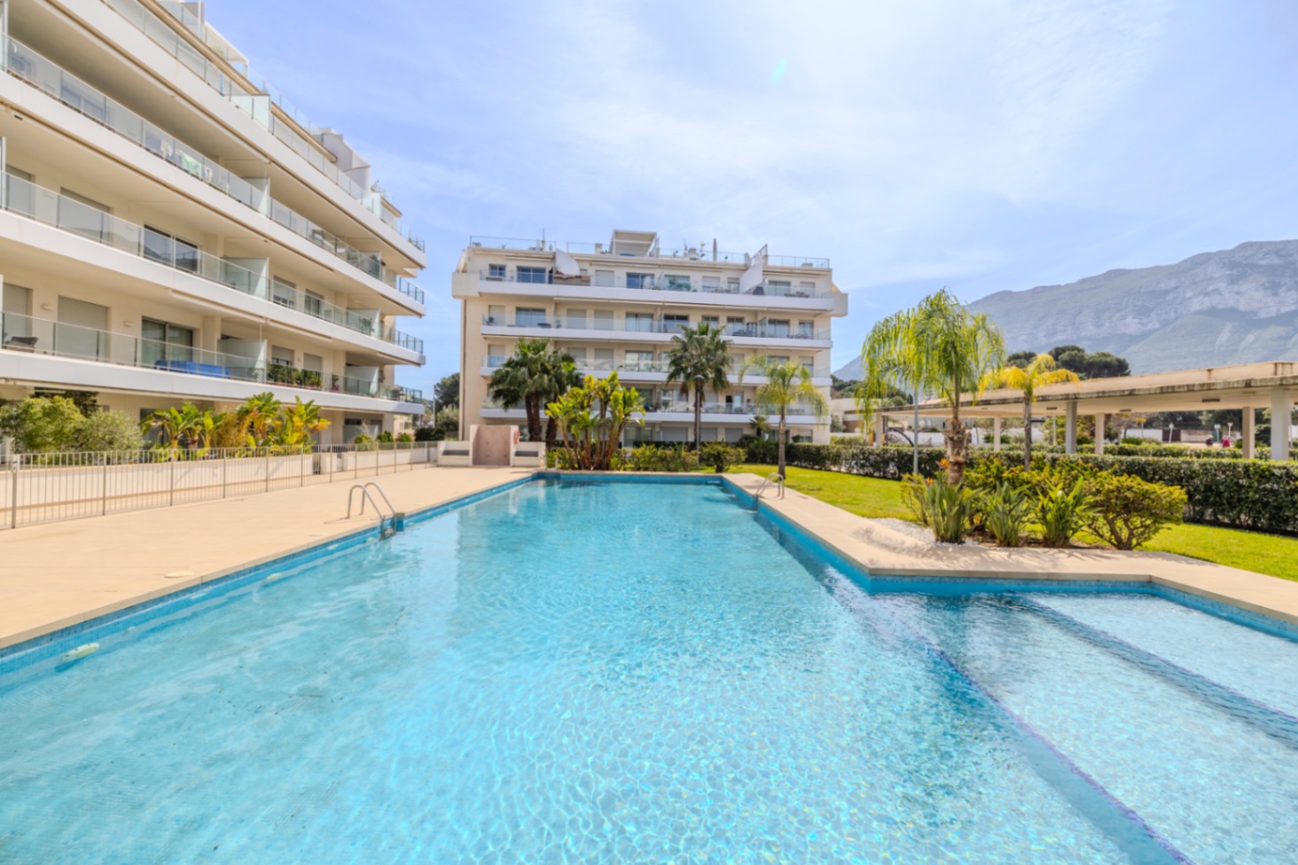 Exclusivo ático en venta en Denia con vistas impresionantes al mar y montaña.