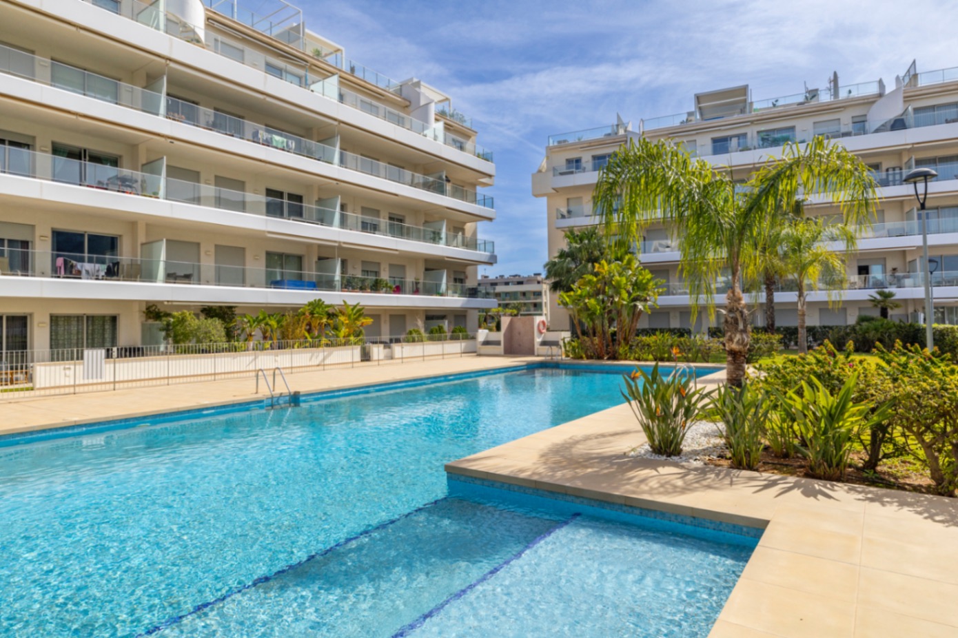 Exclusivo ático en venta en Denia con vistas impresionantes al mar y montaña.
