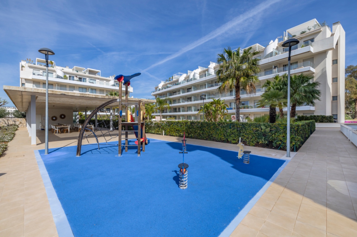 Exclusivo ático en venta en Denia con vistas impresionantes al mar y montaña.