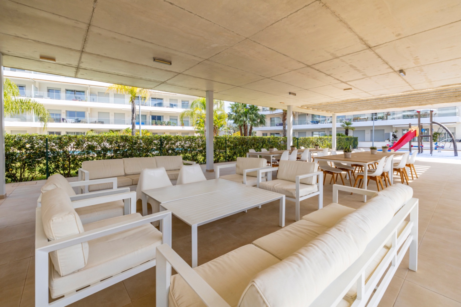 Exclusivo ático en venta en Denia con vistas impresionantes al mar y montaña.