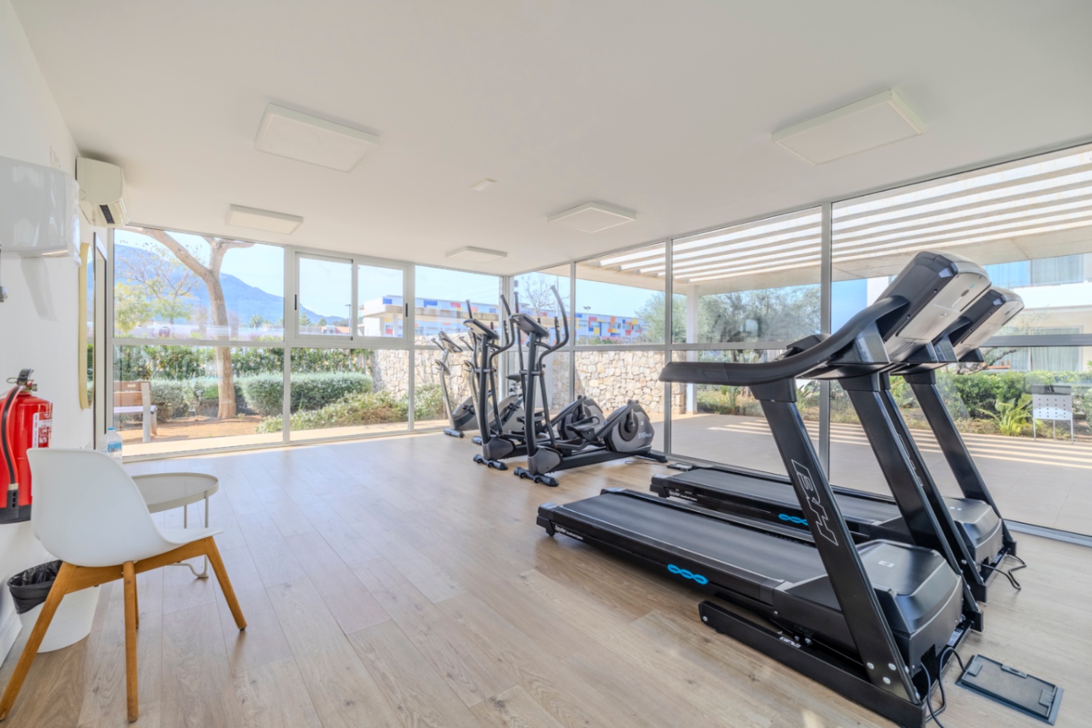 Exclusivo ático en venta en Denia con vistas impresionantes al mar y montaña.
