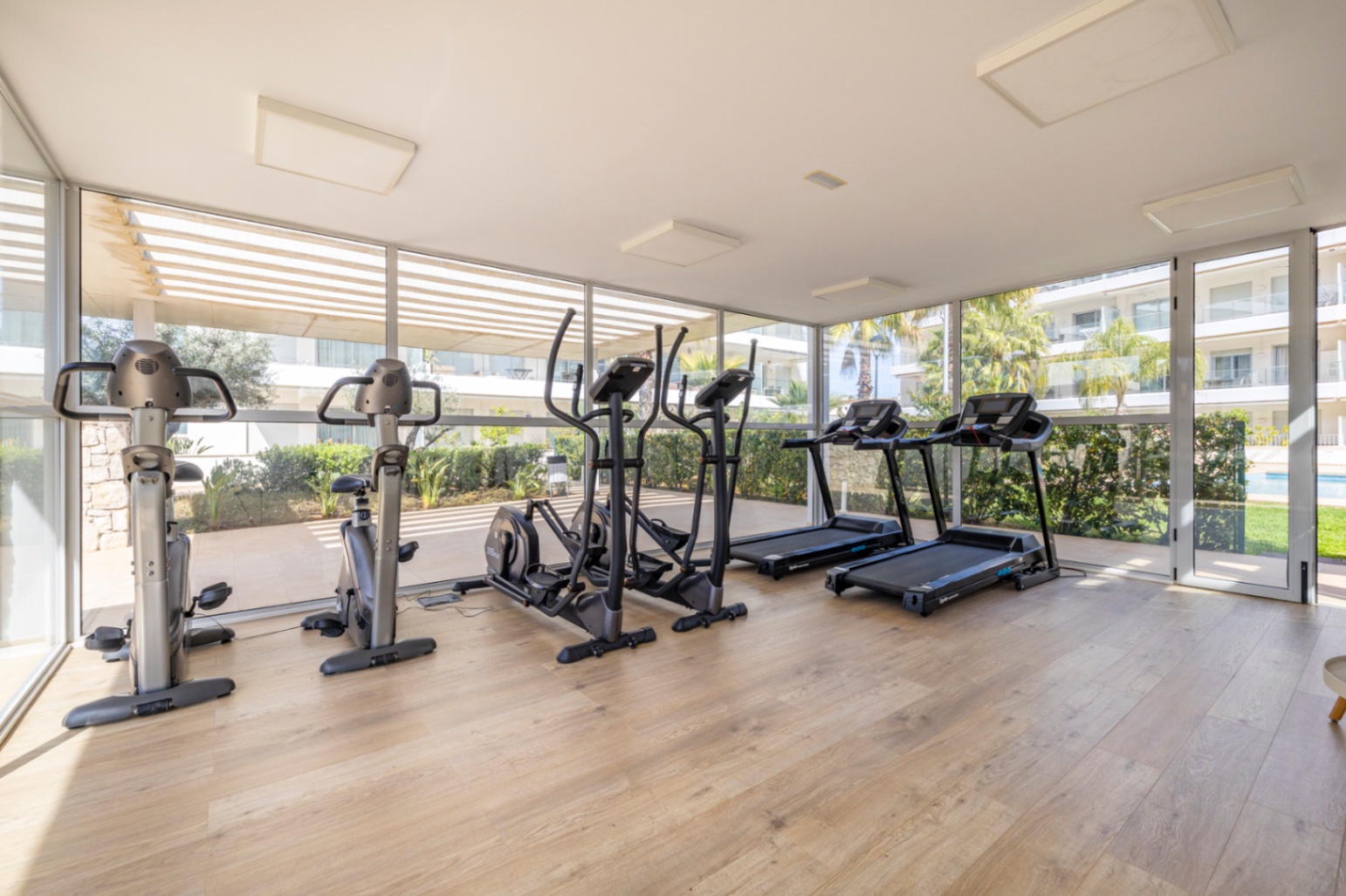 Exclusivo ático en venta en Denia con vistas impresionantes al mar y montaña.
