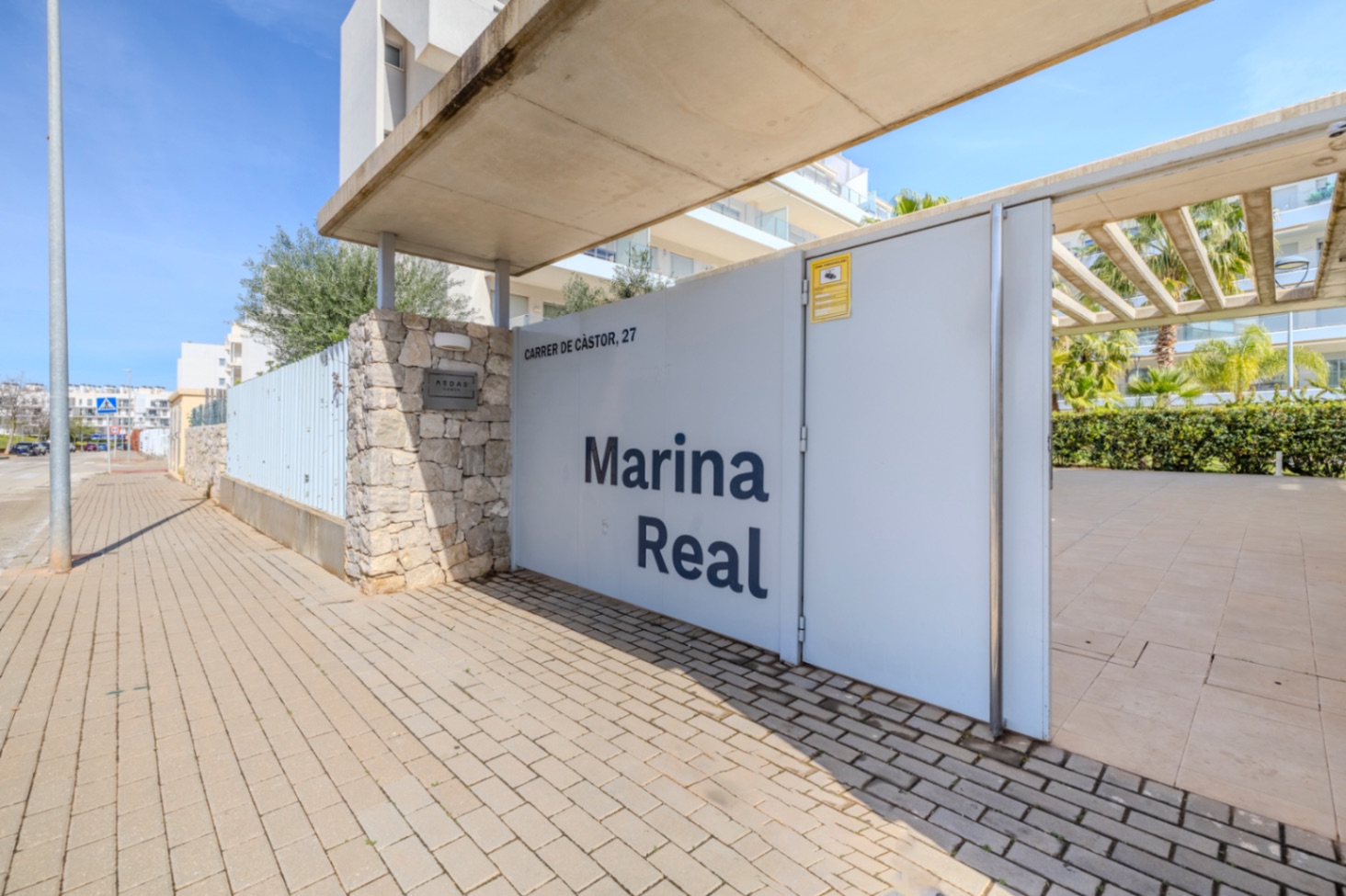 Exclusivo ático en venta en Denia con vistas impresionantes al mar y montaña.