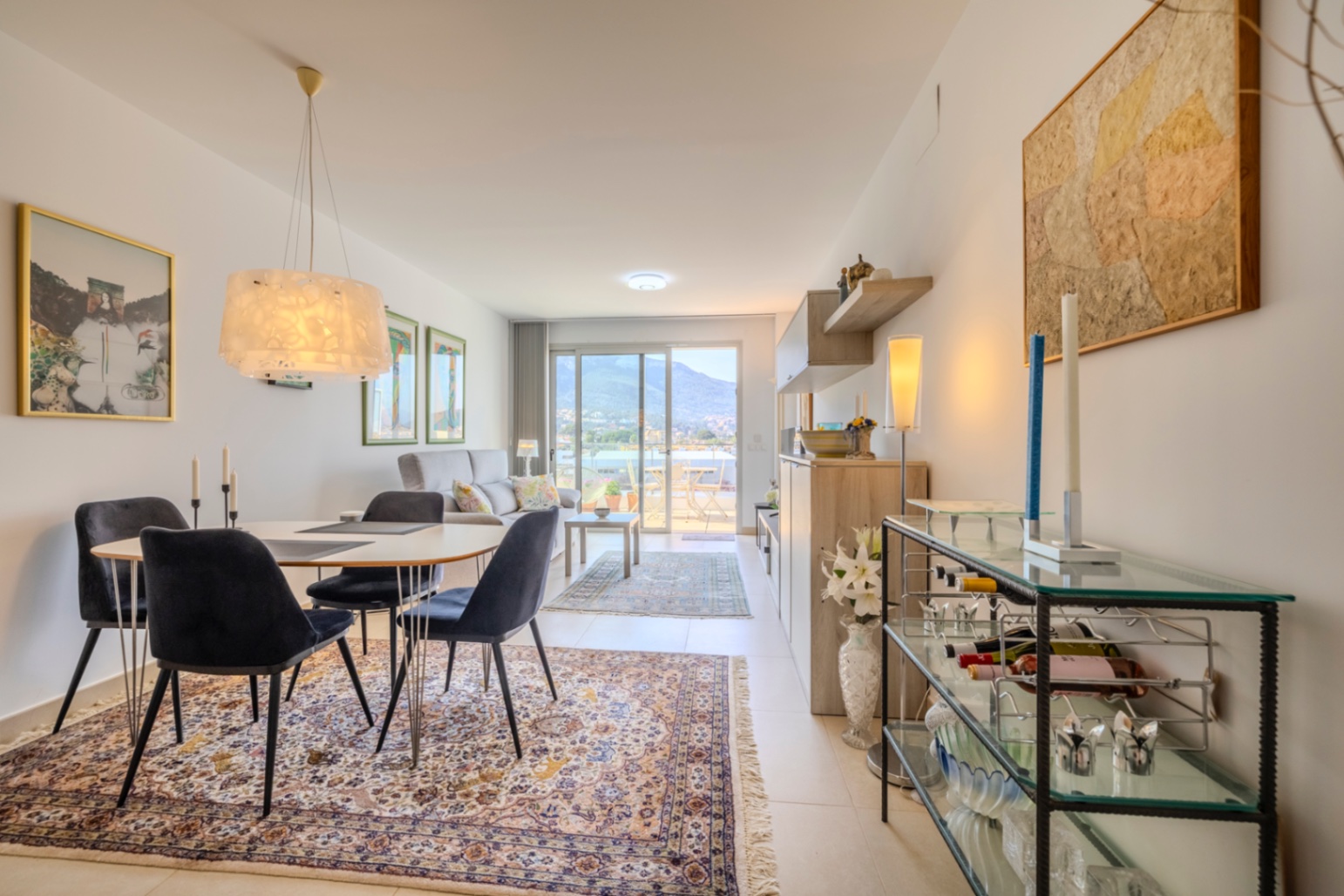 Exclusivo ático en venta en Denia con vistas impresionantes al mar y montaña.