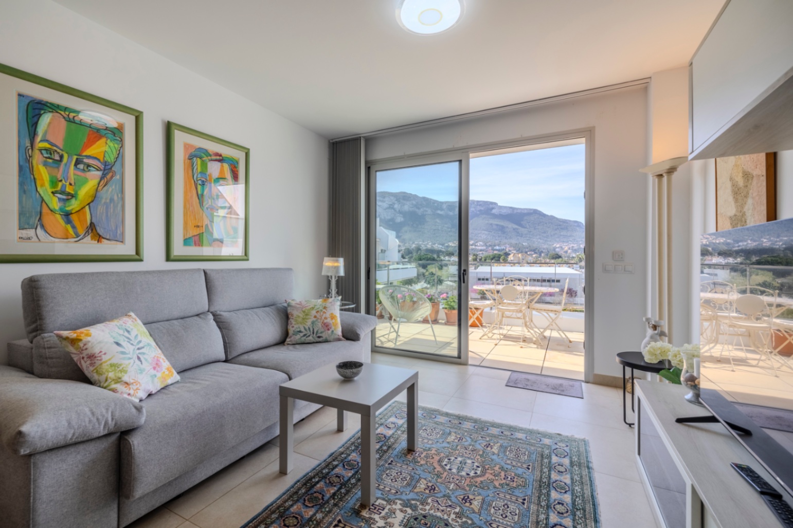 Exclusivo ático en venta en Denia con vistas impresionantes al mar y montaña.