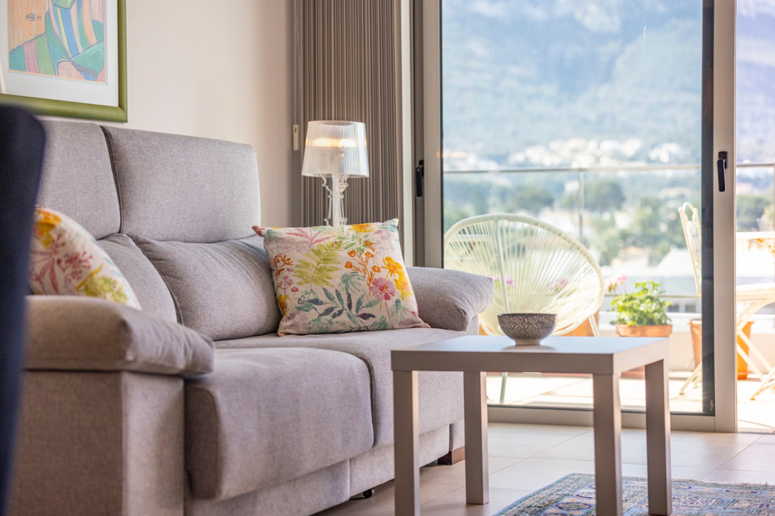 Exclusivo ático en venta en Denia con vistas impresionantes al mar y montaña.