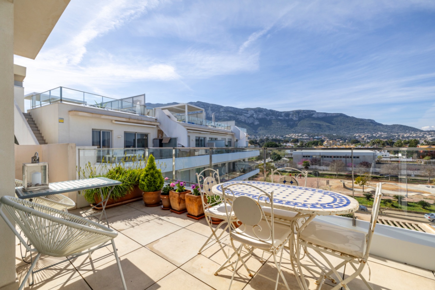 Exclusivo ático en venta en Denia con vistas impresionantes al mar y montaña.