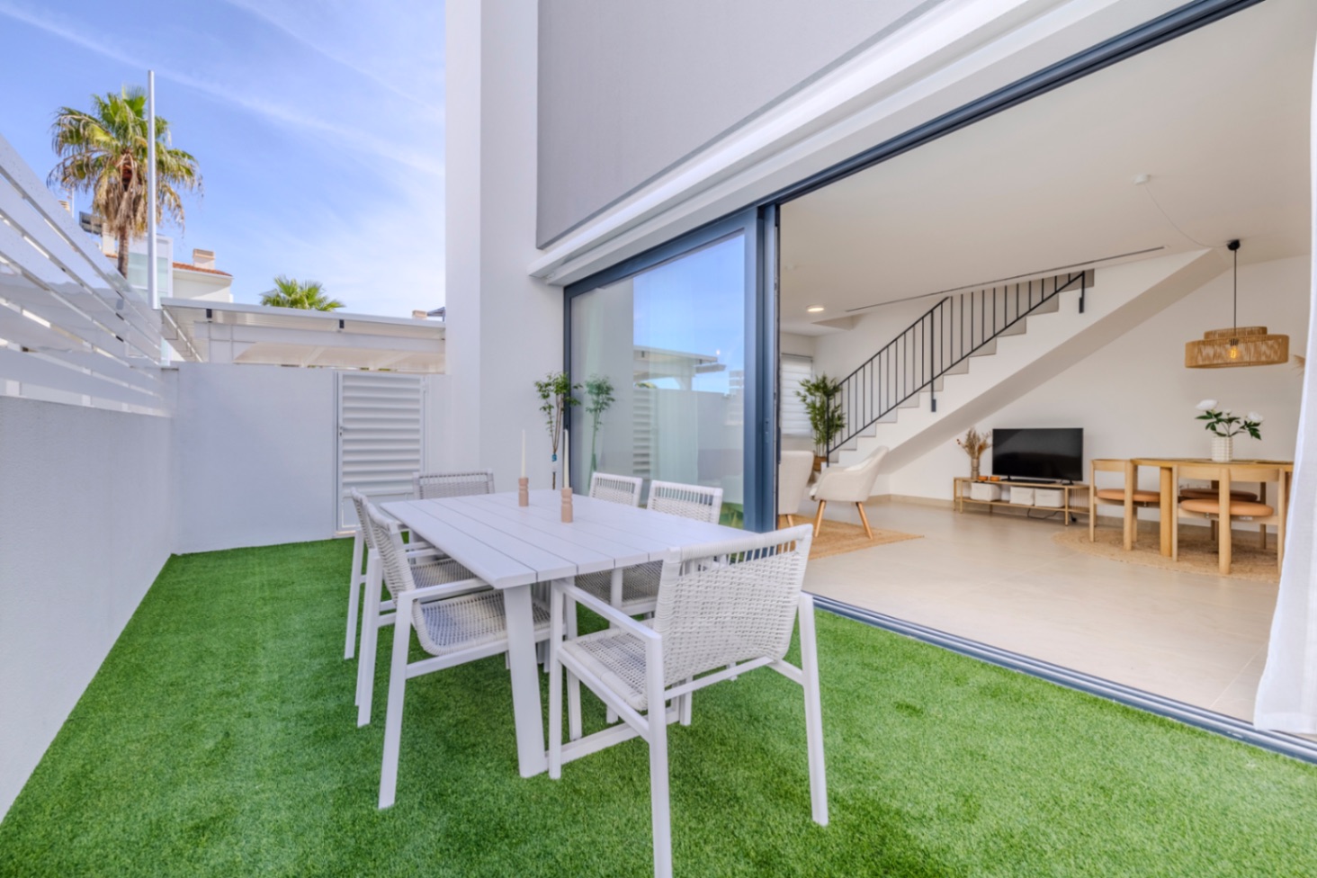Espectacular chalet pareado en venta en Denia, a un paso del pueblo.