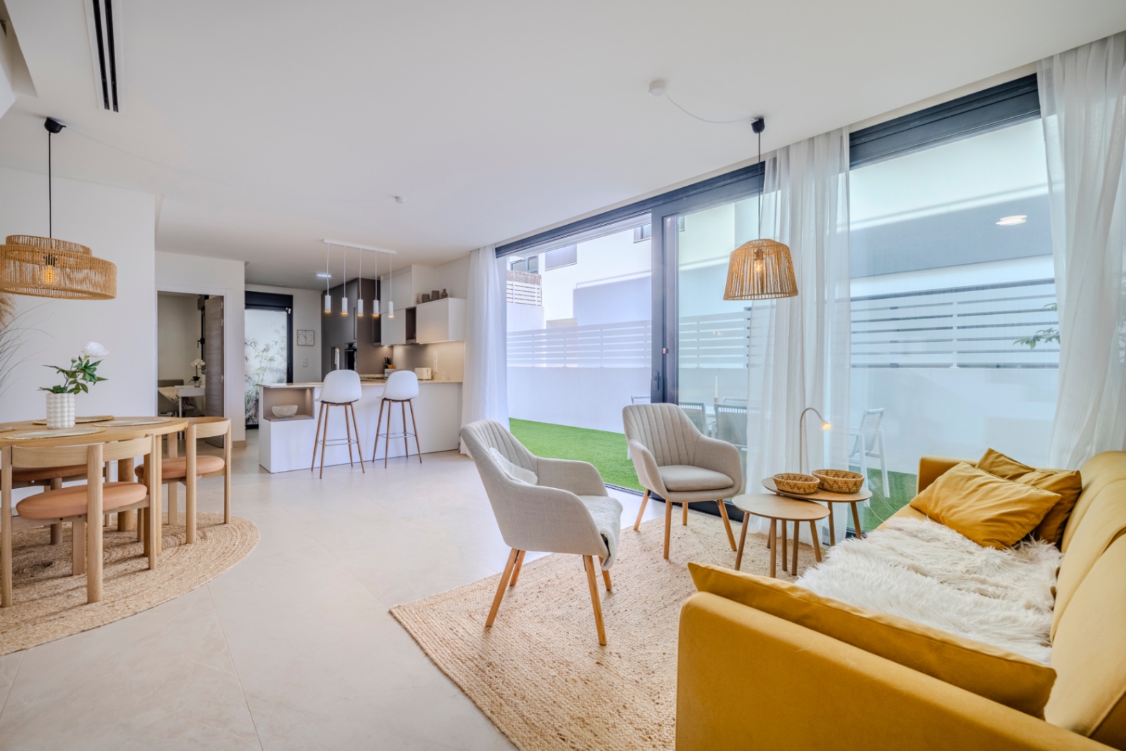 Espectacular chalet pareado en venta en Denia, a un paso del pueblo.