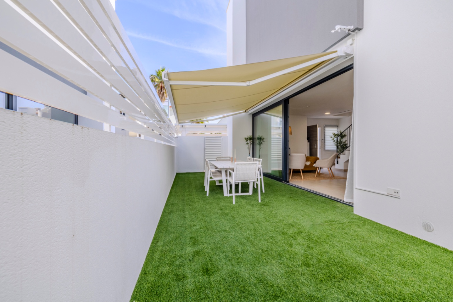 Espectacular chalet pareado en venta en Denia, a un paso del pueblo.
