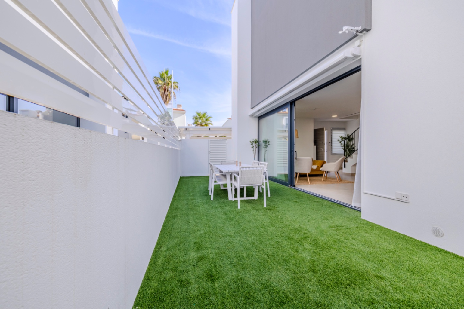 Espectacular chalet pareado en venta en Denia, a un paso del pueblo.