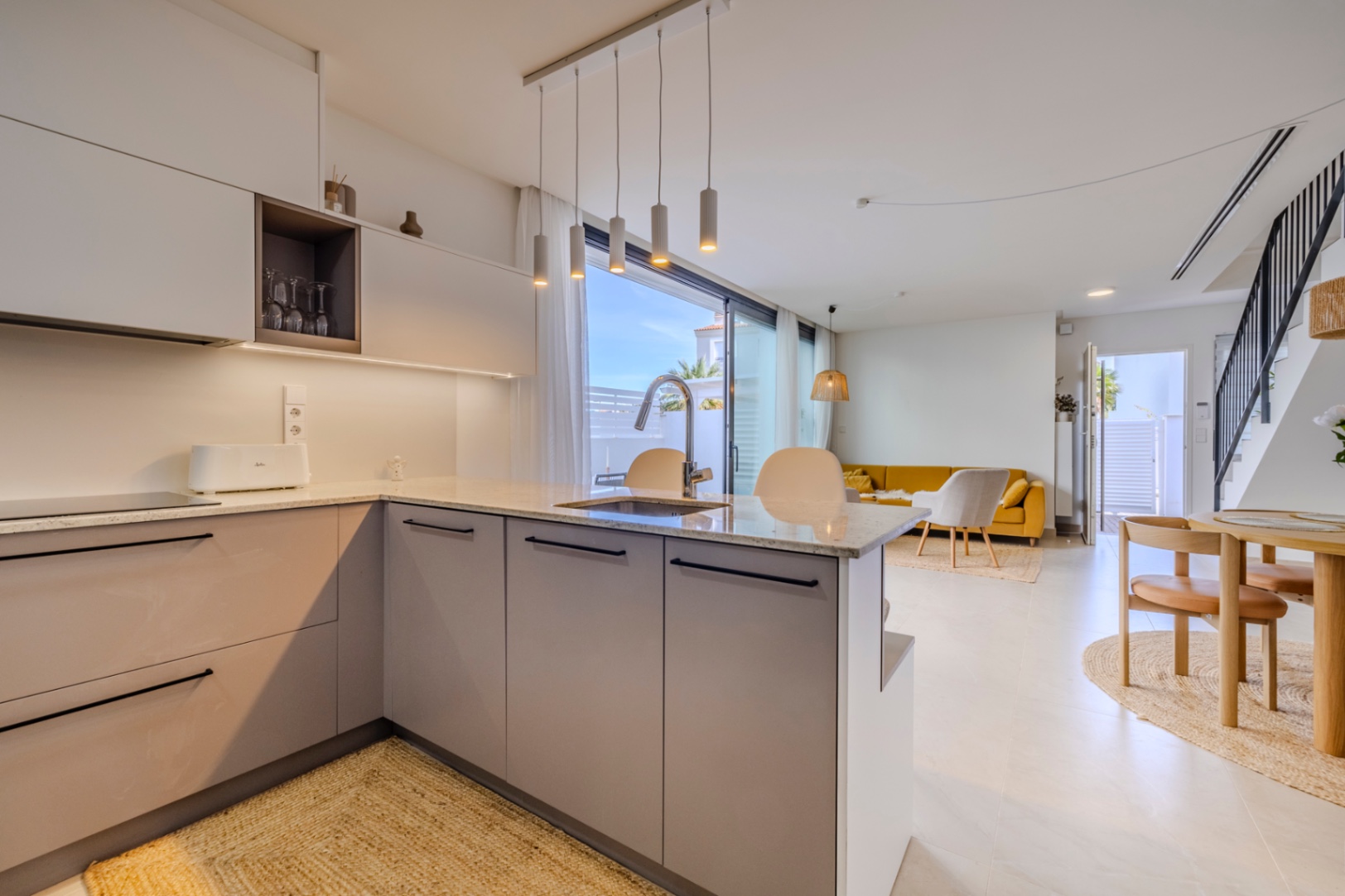 Espectacular chalet pareado en venta en Denia, a un paso del pueblo.