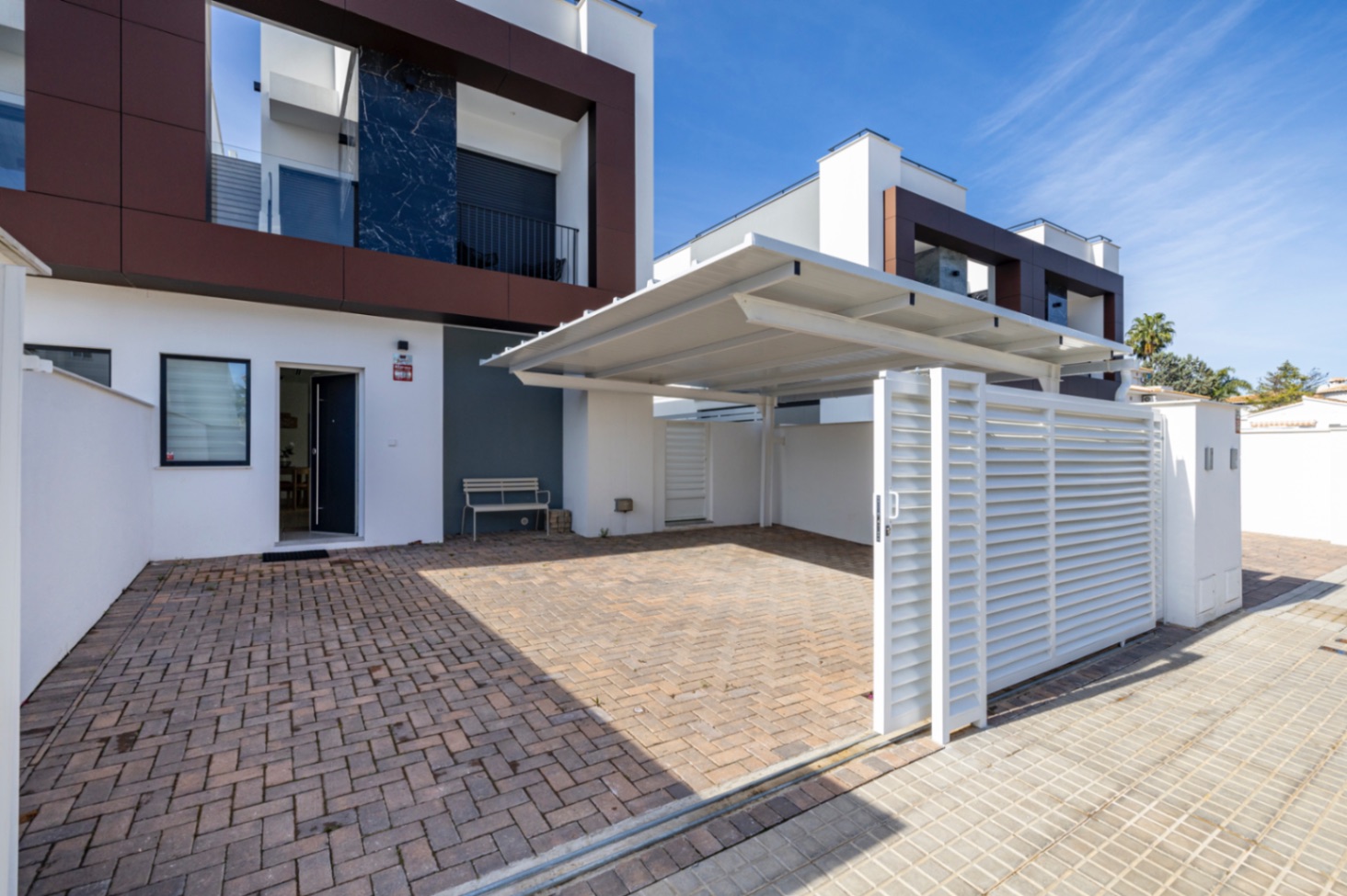 Espectacular chalet pareado en venta en Denia, a un paso del pueblo.