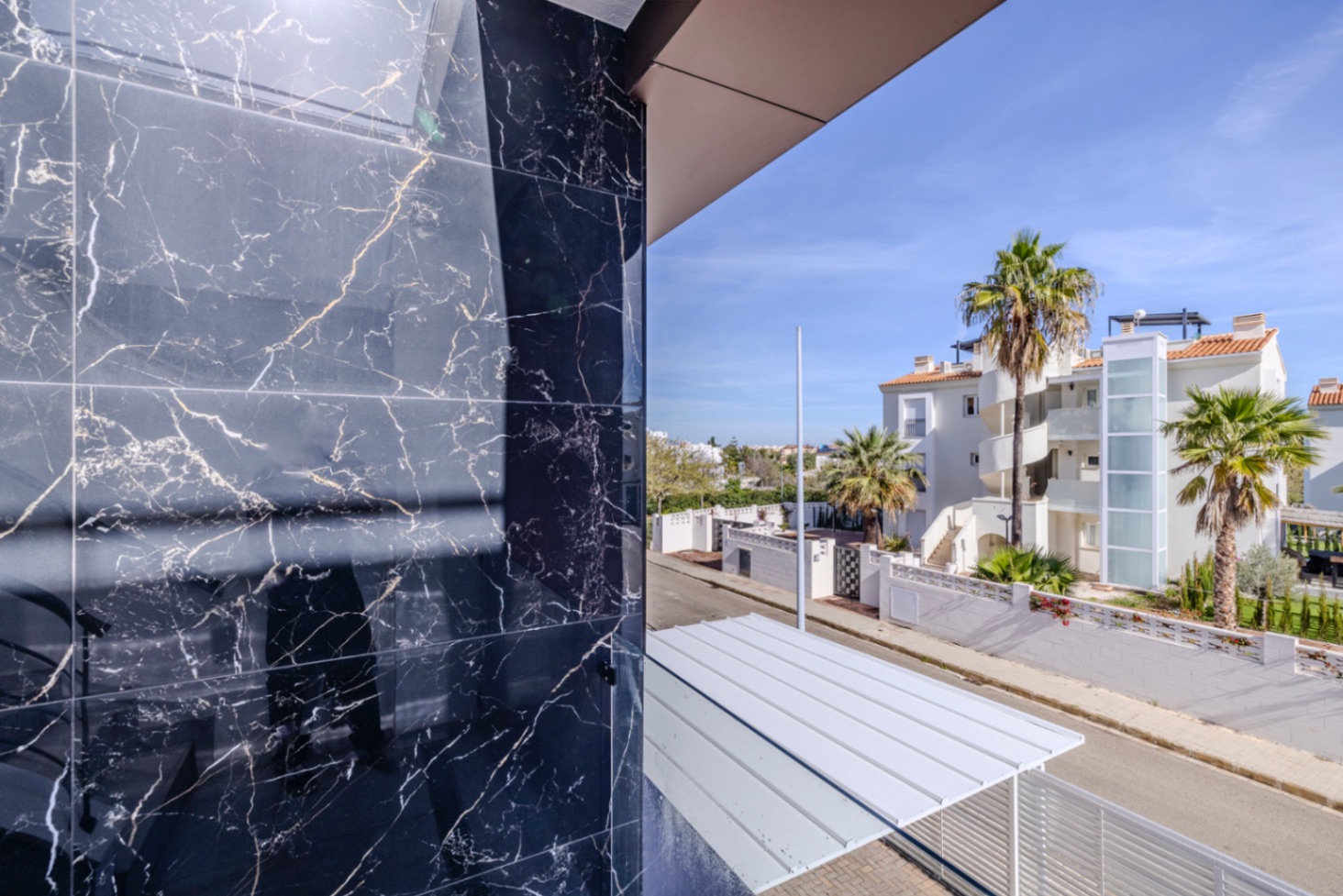 Espectacular chalet pareado en venta en Denia, a un paso del pueblo.