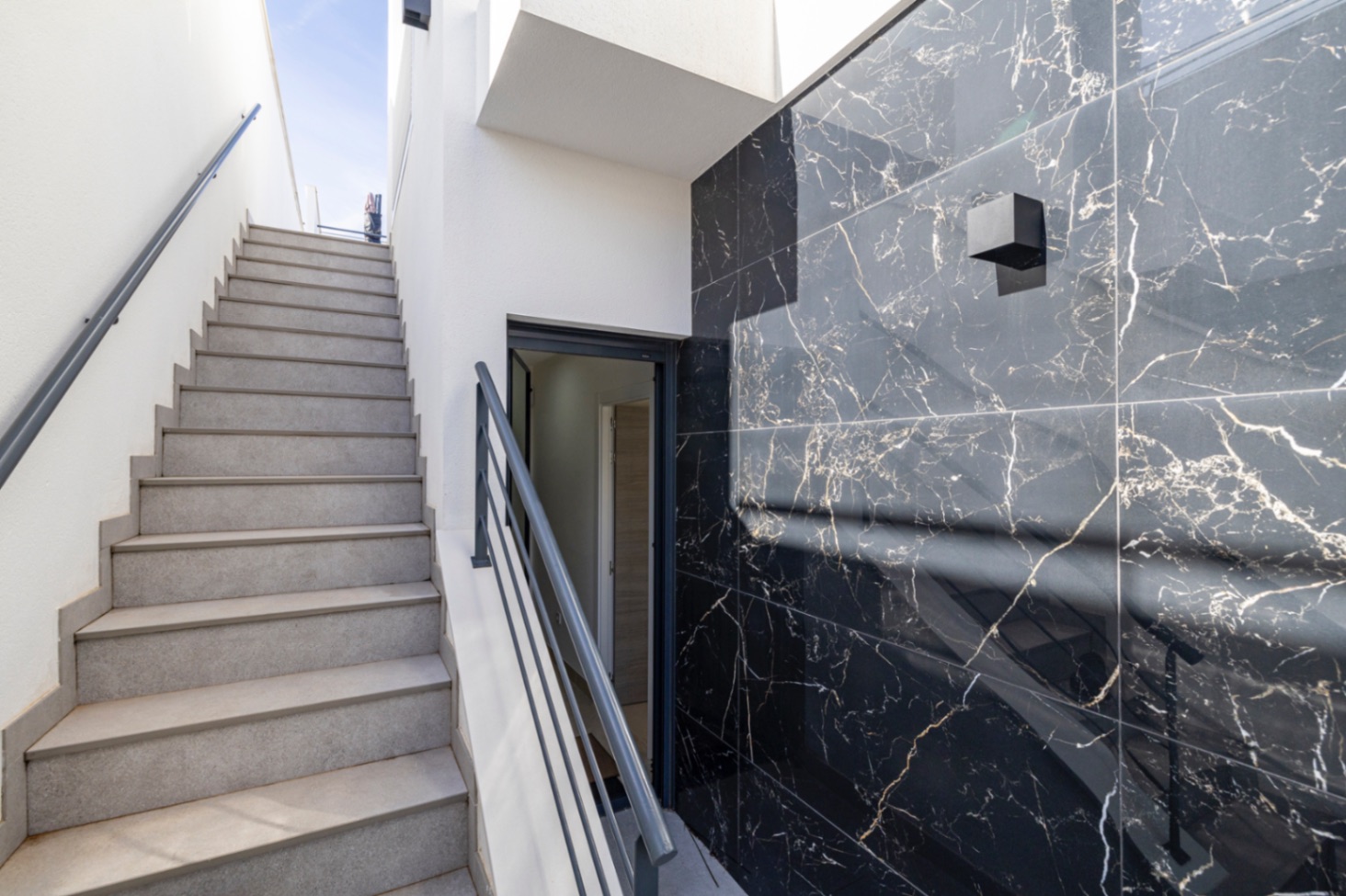 Espectacular chalet pareado en venta en Denia, a un paso del pueblo.