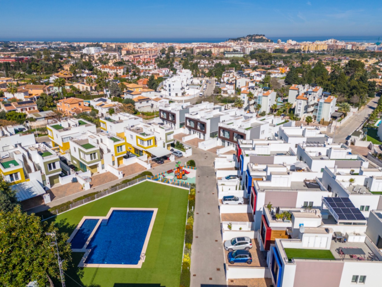 Espectacular chalet pareado en venta en Denia, a un paso del pueblo.