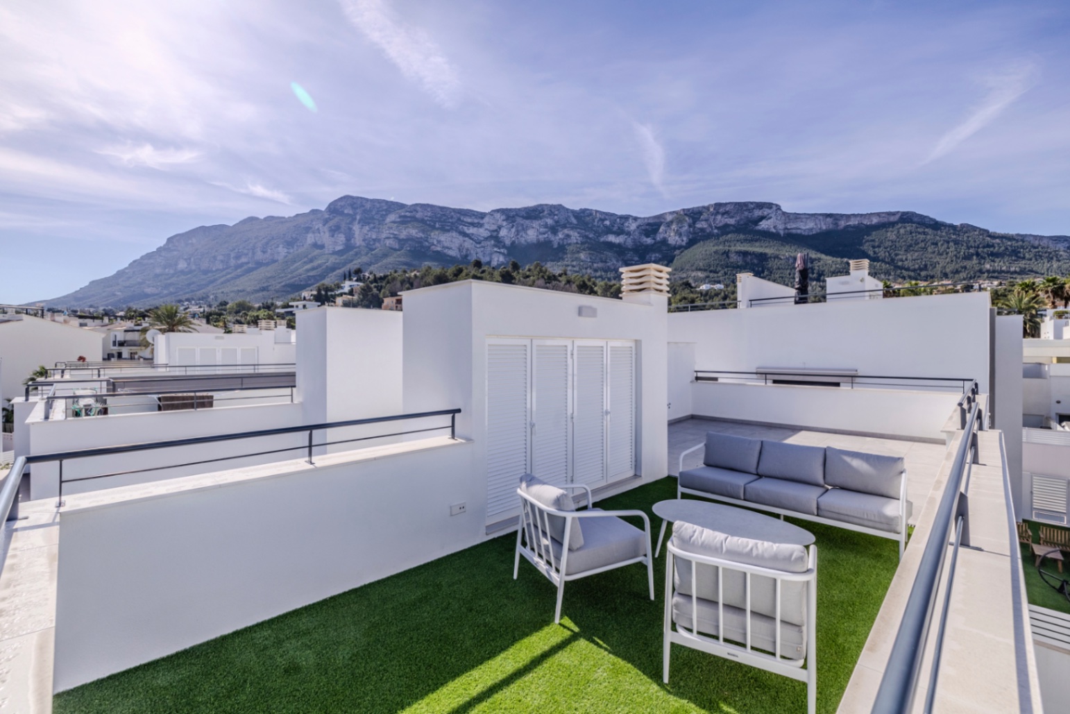 Espectacular chalet pareado en venta en Denia, a un paso del pueblo.