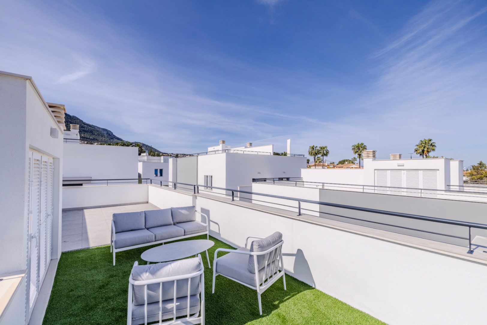 Espectacular chalet pareado en venta en Denia, a un paso del pueblo.