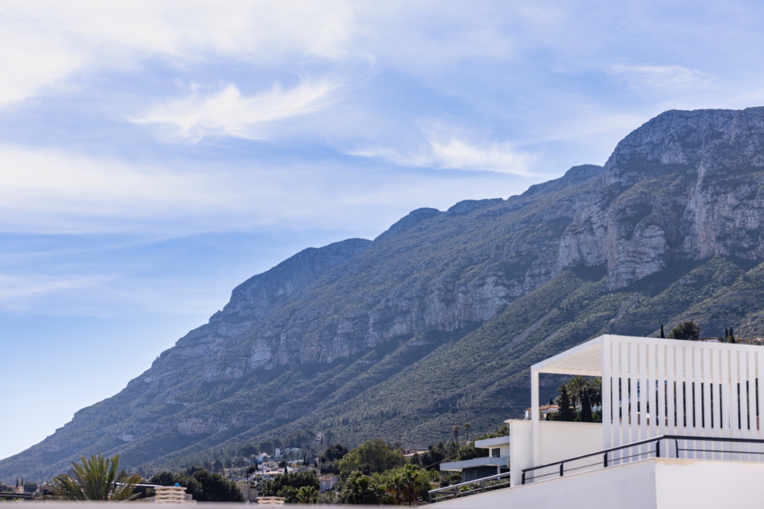 Espectacular chalet pareado en venta en Denia, a un paso del pueblo.