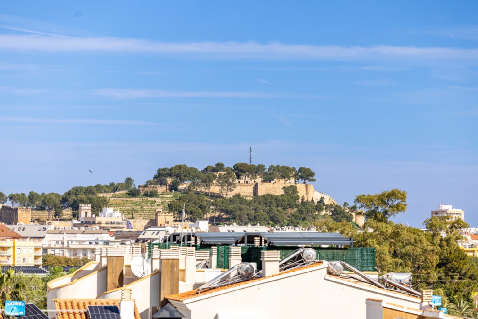 Espectacular chalet pareado en venta en Denia, a un paso del pueblo.