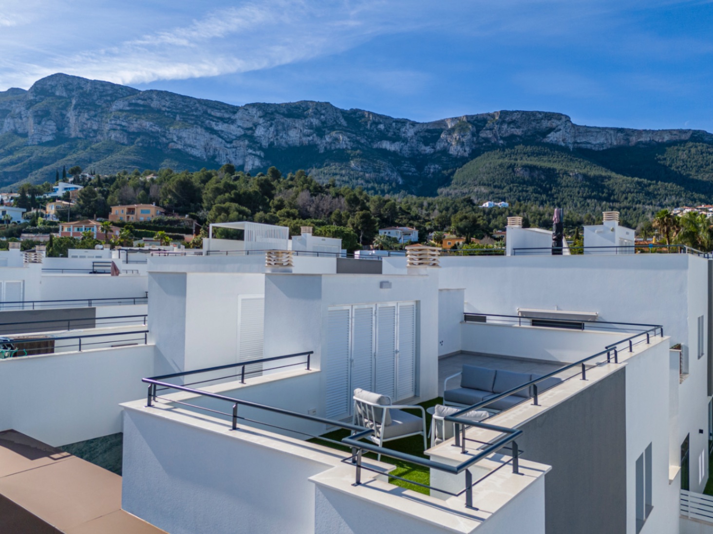 Espectacular chalet pareado en venta en Denia, a un paso del pueblo.