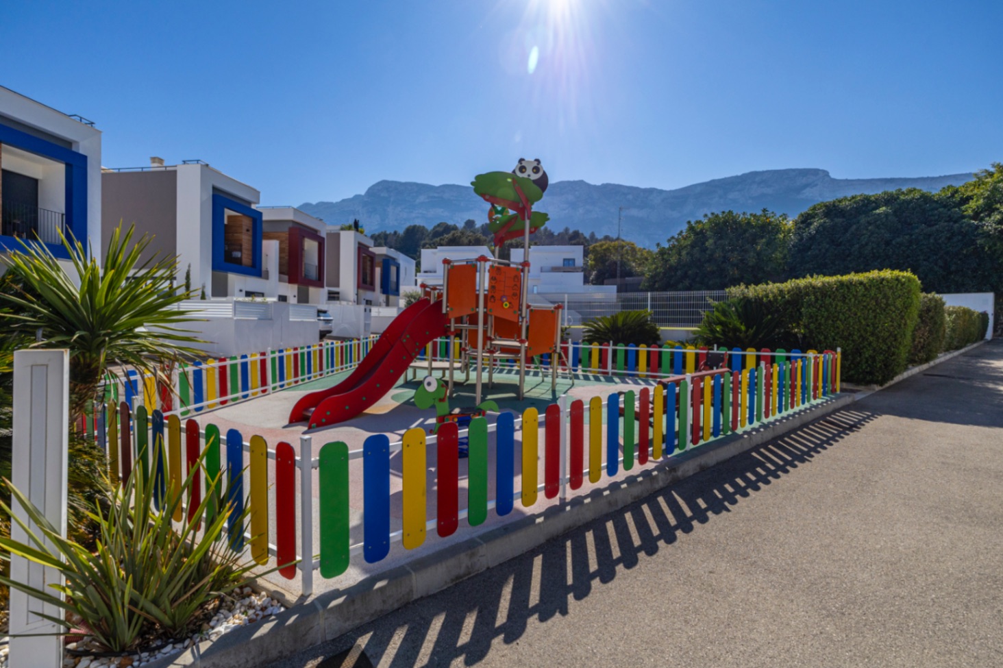 Espectacular chalet pareado en venta en Denia, a un paso del pueblo.