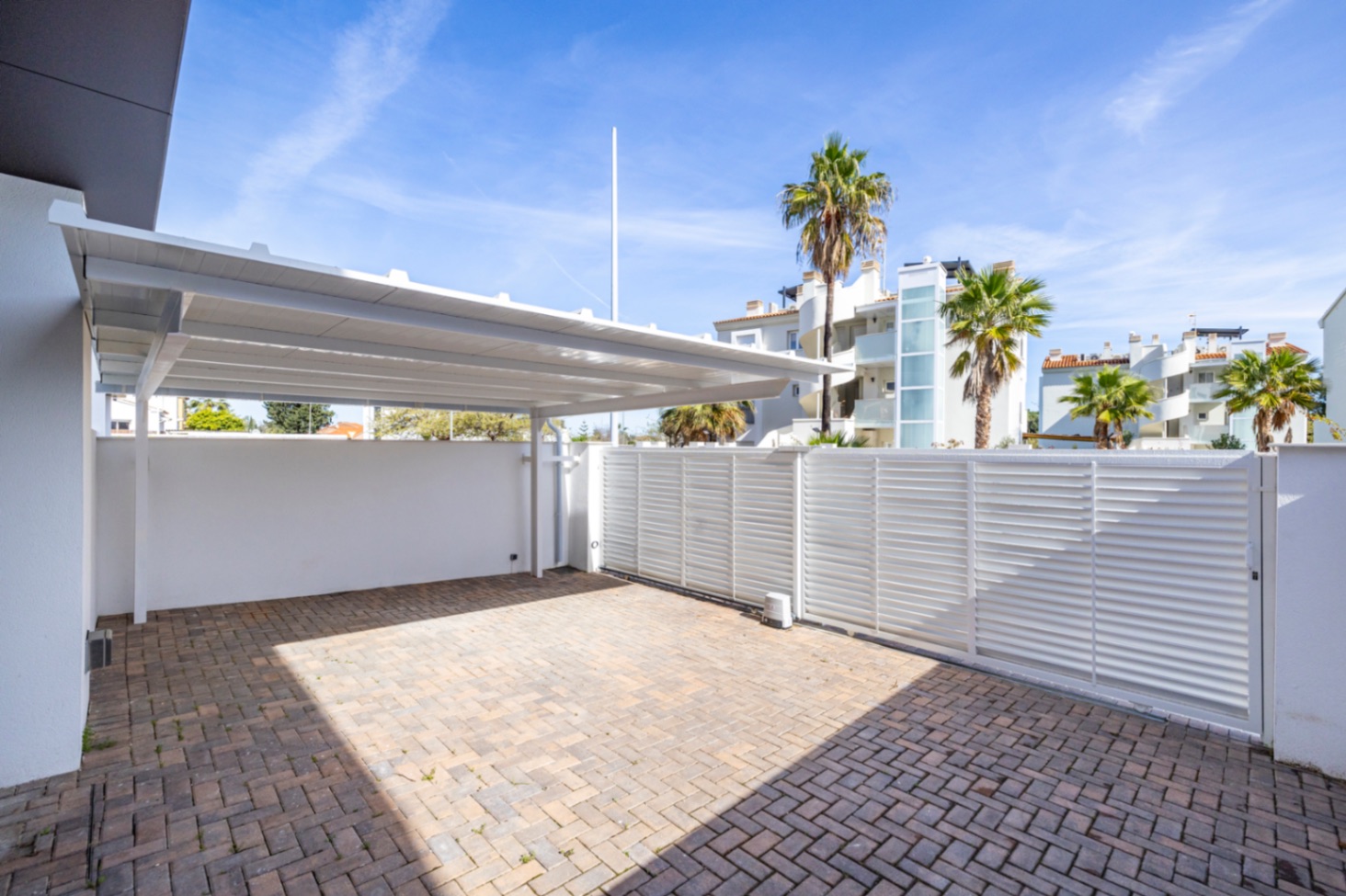 Espectacular chalet pareado en venta en Denia, a un paso del pueblo.
